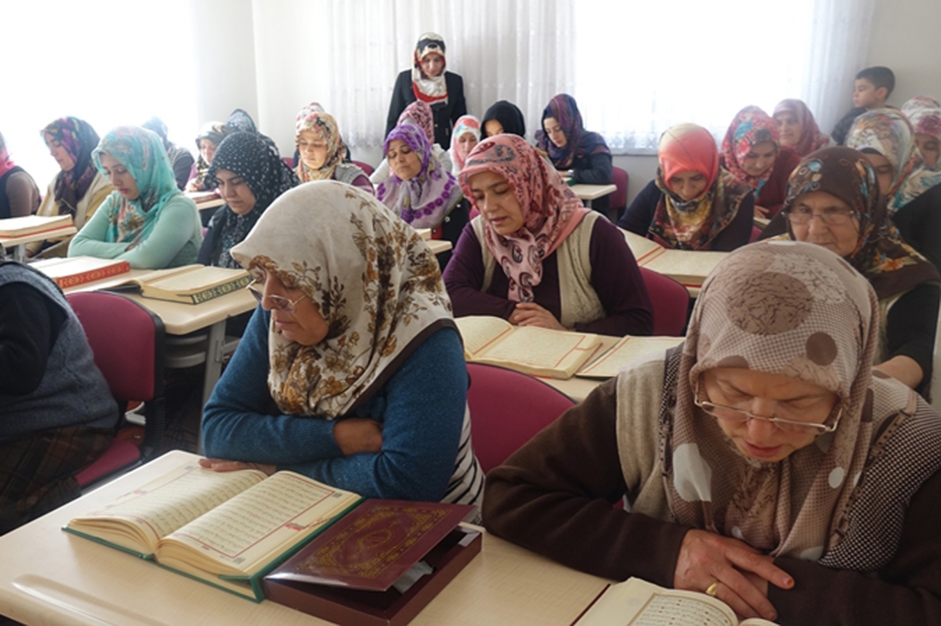 Yaşlı teyzelerin Kur’an öğrenme azimleri göz dolduruyor